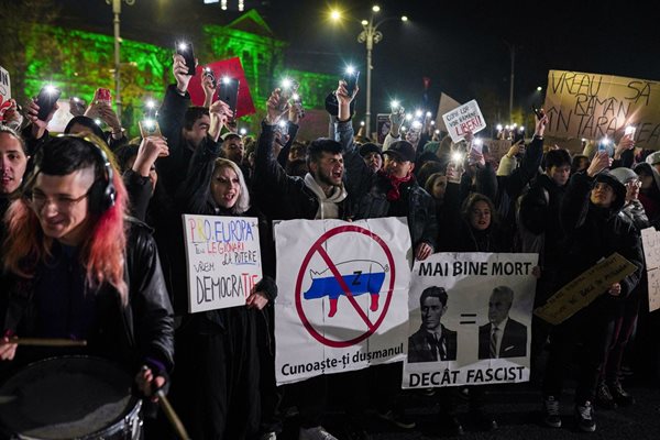 Румънци протестират срещу резултатите от вота на първи тур за президент в Румъния. Няколкостотин души се събраха на Университетския площад в Букурещ, като държаха плакати с надписи срещу евентуалното избиране на Джорджеску за държавен глава.