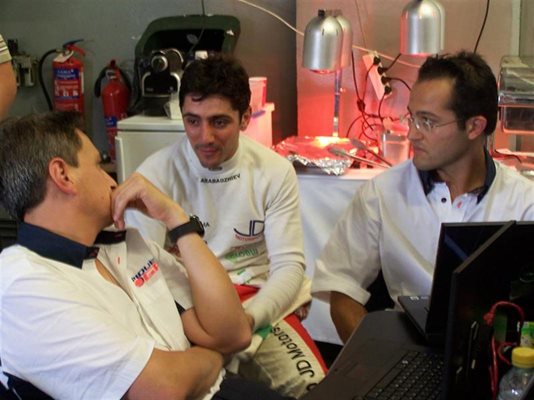 Арабаджиев разговаря с инженерите на “Пикет GP” по време на пауза от тестовете на “Херес”.