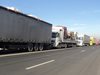 Шофьори на товарни камиони започват да се ориентират към промяна на маршрута за Гърция, заради продължаващата стачка на гръцките земеделци и ескалиране на напрежението на ГКПП Кулата-Промахон. 