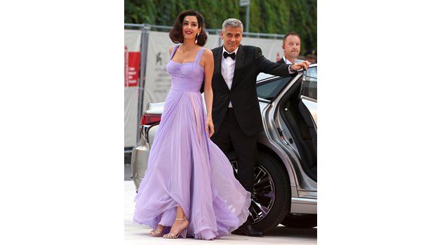 Джордж Клуни и съпругата му Амал привличаха погледите на публиката при всяка своя поява във Венеция.