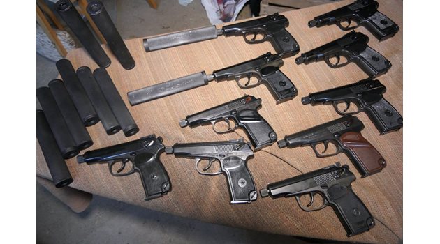 Пистолети със заглушител, намерени у една от бандите. СНИМКИ: МВР