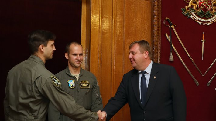 Красимир Каракачанов се срещна с четиримата пилоти. 