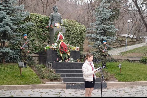 Ученичката Маги Стоева прочувства присъстващите със словото си. Снимки: Авторът