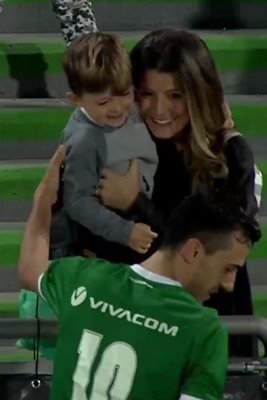 Кампаняро целува жената и детето
