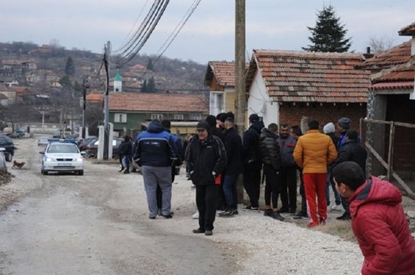 Най-активни в подписката с искане за изселването на фамилията Олекови са жителите на циганската махала на с. Галиче.
