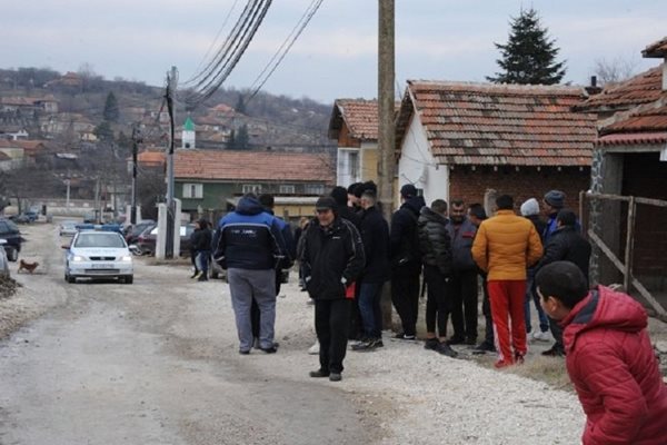 Най-активни в подписката с искане за изселването на фамилията Олекови са жителите на циганската махала на с. Галиче.
