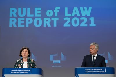 Вицепрезидентката на ЕК с ресор ценности и прозрачност Вера Йоурова и еврокомисарят по правосъдието Дидие Рейндерс представят Доклада за върховенството на закона в ЕС през 2021 г.

 СНИМКА: European Union, 2021