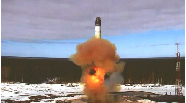 Ракетата “Сармат” е изстреляна по време на тест в Плесецк.

СНИМКИ: РОЙТЕРС