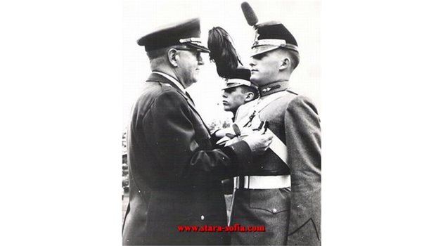 ЦЕРЕМОНИЯ: Сакскобургготски получава орден за тактически умения в академията преди 50 г.