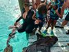 Марая Кери и нейните близнаци плуват с акули на Бахамите (Снимки)