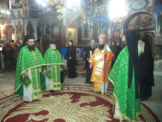 Главният секретар на Светия Синод дядо Герасим (в средата) участва в службата, след която символично предаде властта на новия игумен