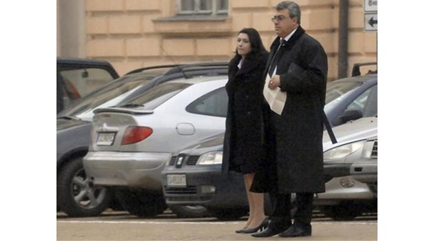 ПОД СТРОЙ: Бисерка Петрова и Дарин Матов чакат пред парламента такси, което да ги закара на събитието.