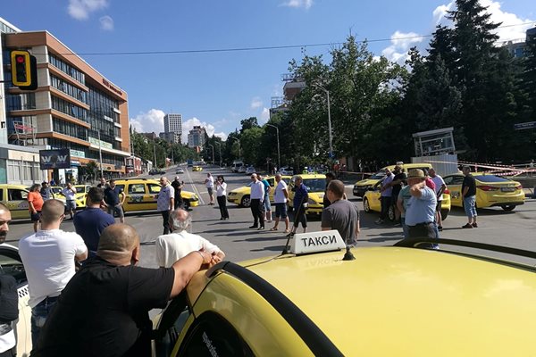 Таксиметровите шафьори ще останат на протеста само 30 минути.