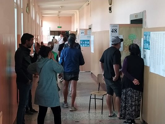 След 18,30 часа коридорите в училище "Пенчо Славейков" се понапълниха.