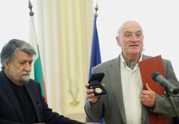 Тома Спространов получава награда от Министерството на културата, връчена му от тогавашния министър Вежди Рашидов.