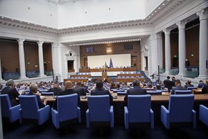 Трима останаха в надпреварата за шеф на парламента