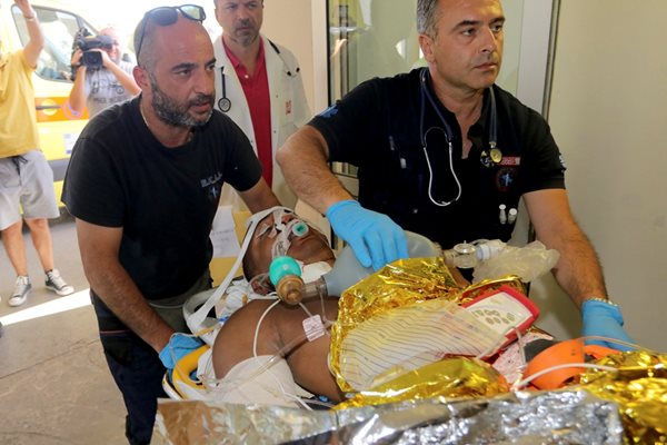 Медици превозват един от ранените на о. Кос към болница на о. Крит.
