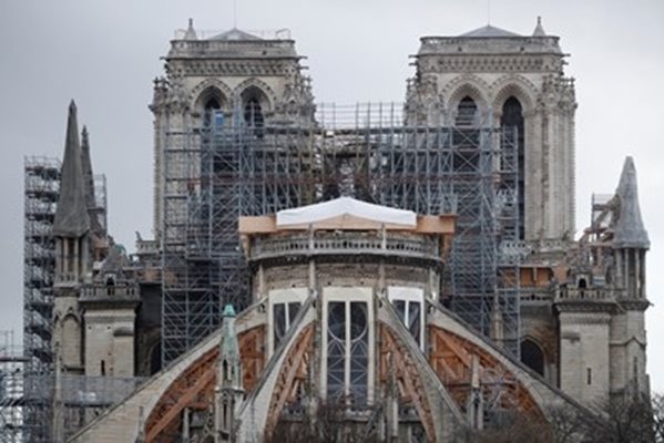 Френски архитекти препоръчват дървена конструкция за покрива на "Нотр Дам"