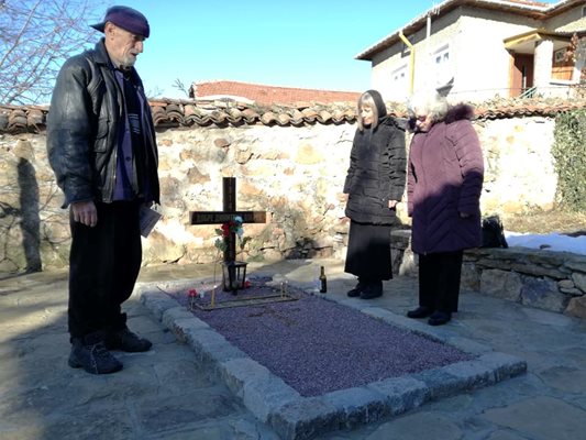 Цонка, Дарина и Никола сведоха глави в памет на благочестивия покойник