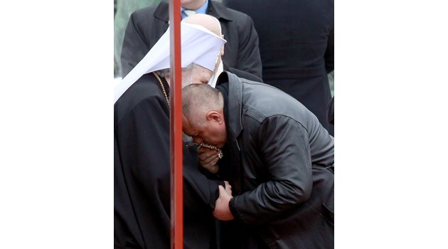 Премиерът Бойко Борисов целува ръката на патриарх Неофит.