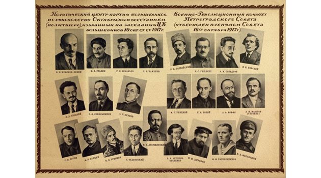 ПРОПАГАНДА: На юбилеен плакат от 20-те години на ХХ век младият Разколников в моряшка униформа (на най-долния ред предпоследен от ляво надясно) е изобразен между основателите на Съветска Русия.