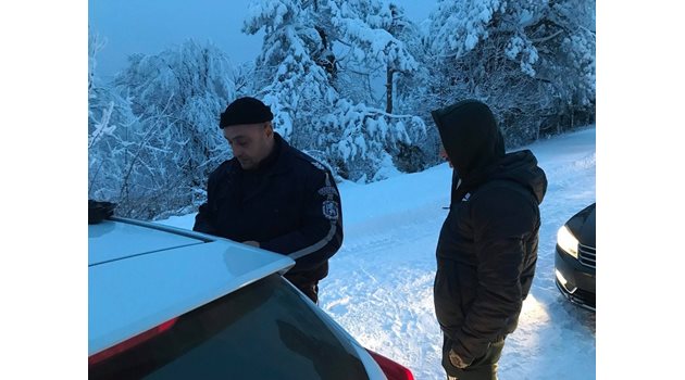Полицията състави акт на шофьора от Стамболийски Рангел Казаков заради нарушението му да влезе в затворения път, където закъса в 3 часа през нощта.