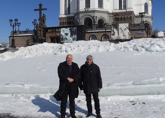 Проф. Николай Овчаров (вляво)