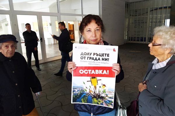Бившата шефка на Апелативния съд в Пловдив Радка Петрова е сред протестиращите. Снимки: Авторът