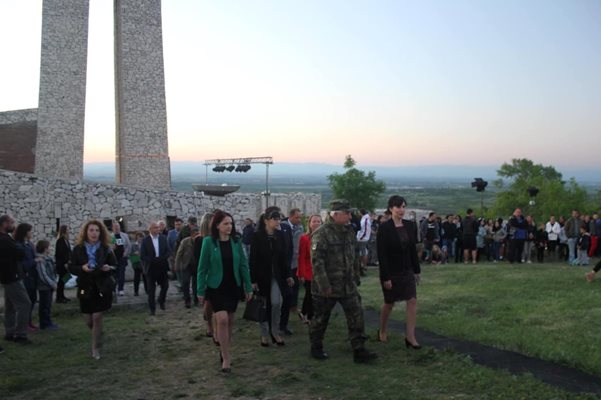 Участници в делегация по време на честване.