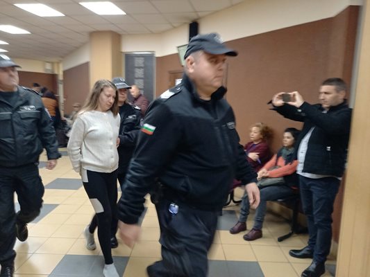 Доведоха Красимира Лалева под засилена полицейска охрана.