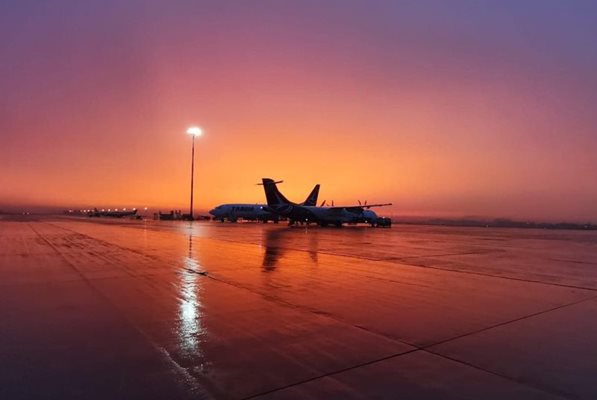 Заради лошото време в Румъния много полети закъсняват или са отменени. Снимка: Официална Фейсбук страница на летище Отопени