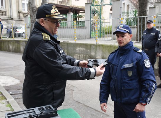 Станимир Станев връчва съвременни и модерни оръжия на униформените във Варна СНИМКА: Орлин Цанев