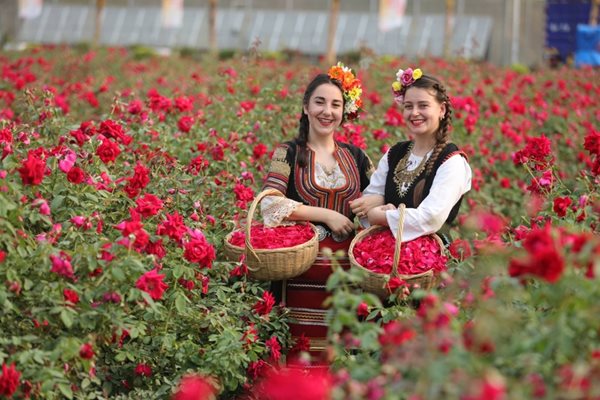 Яница и Василена в китайската Розова долина