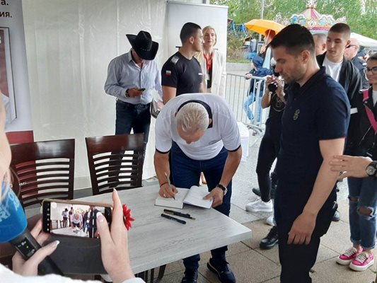 Стоичков в Бургас - раздаде автографи на книгата си и даде старт на детски спортен турнир СНИМКА: Димчо Райков