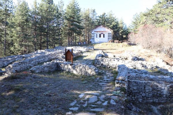 При поучвания в местността Свети Никола през 2003 г. се откриват основите на ранно-християнска базилика, находките са консервирани и реставрирани, изградени са туристически пътеки, стъпала и парапети за достъп до археологическия обект.