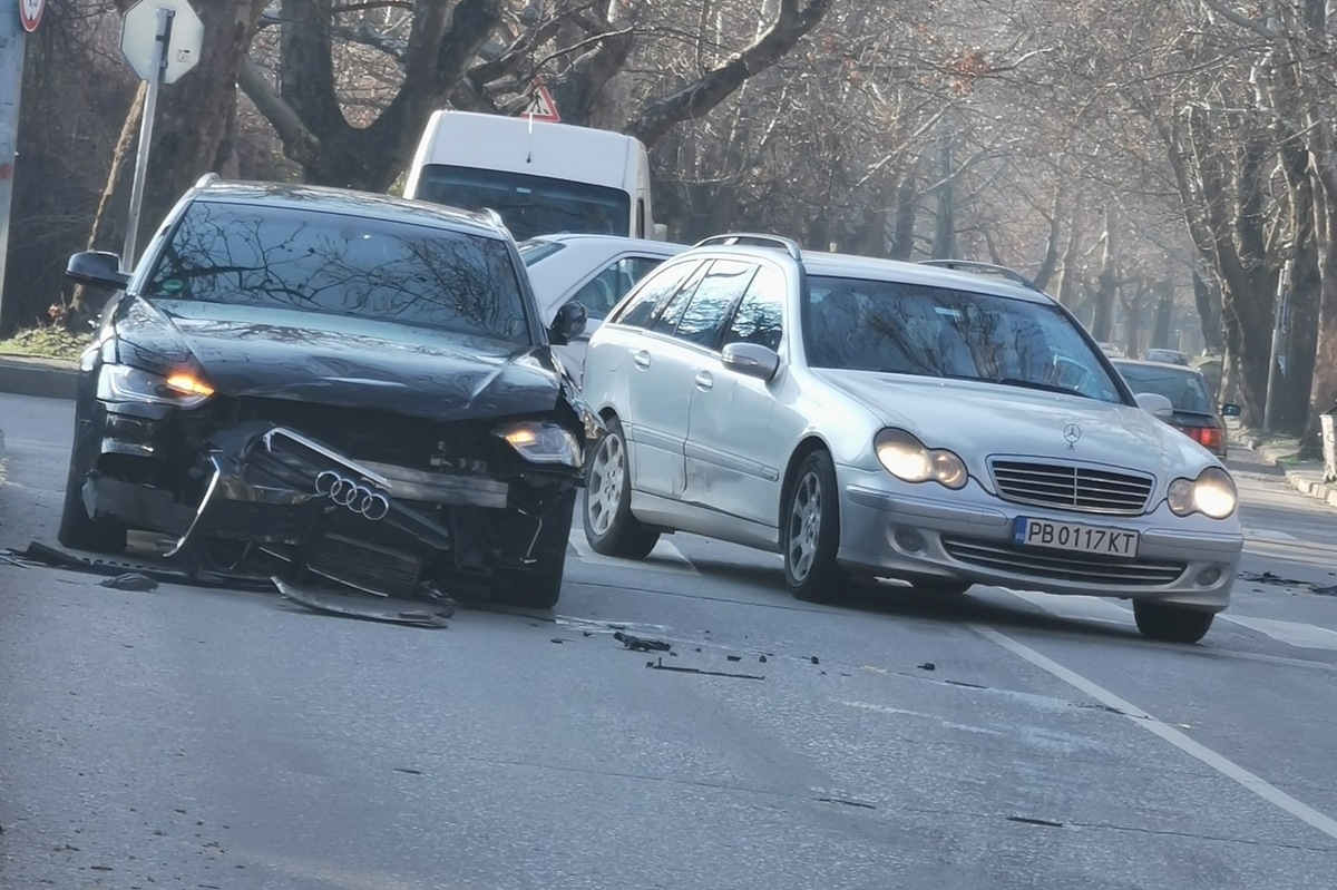 Две коли се блъснаха на прелез в Пловдив