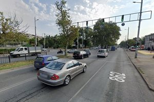 Полицаи регулират голямо кръстовище в Пловдив, светофарът не работи