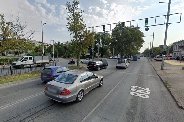 Кръстовището на бул. "Христо Ботев" и ул. "Любен Каравелов", където светофарът не работи. Снимка: Google Street View