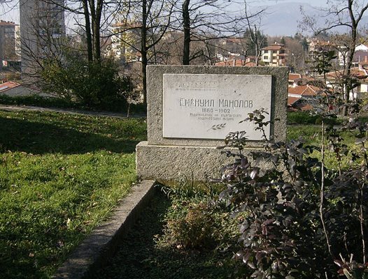 Гробът му в Казанлък на хълма Тюлбето