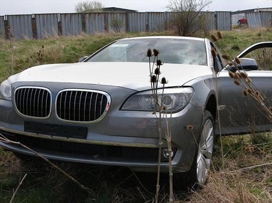 Луксозното BMW, което бандити изоставили в близко дере струва около 200 хил. лева. 

