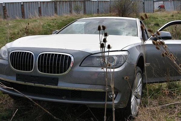 Луксозното BMW, което бандити изоставили в близко дере струва около 200 хил. лева. 
