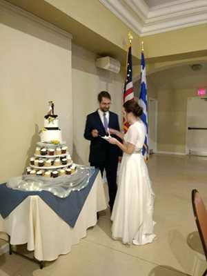 Огромна торта изненада младоженците