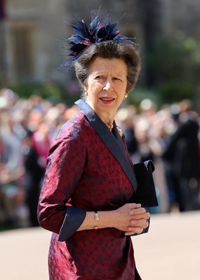 За най-зле облечена на сватбата някои обявиха дъщерята на Елизабет II принцеса Ана. Медии сравниха подобния  на пеньоар тоалет с халатите, които носеше  основателят на “Плейбой” Хю Хефнър.