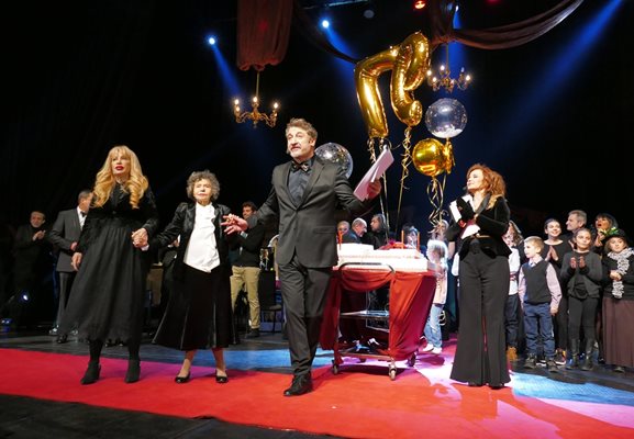 Спектакълът завърши с голяма празнична торта и балони, а всички гости пяха “Многая лета” на Стоянка Мутафова.