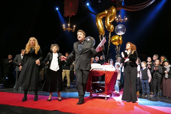 Спектакълът завърши с голяма празнична торта и балони, а всички гости пяха “Многая лета” на Стоянка Мутафова.