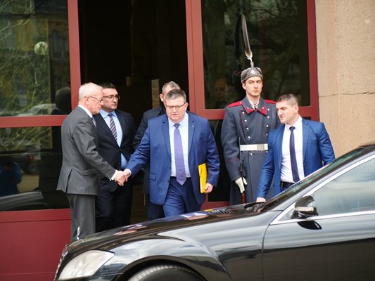 Заедно със Сотир Цацаров бяха председателят на ДАНС Димитър Георгиев и вътрешният министър Младен Маринов