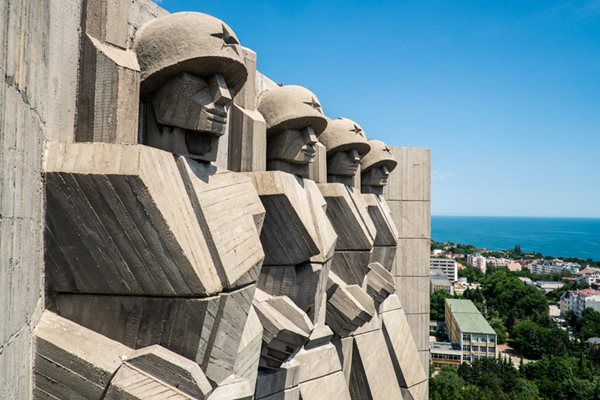 Съветските воини гледат към Москва от Варна