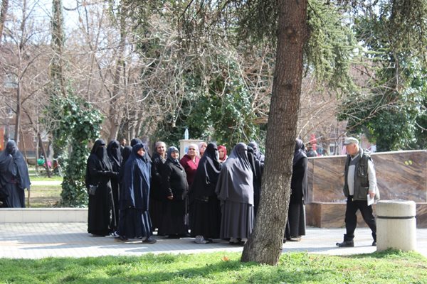 Забулени жени се събираха в парка срещу съда в Пазарджик в подкрепа на Ахмед Муса Ахмед по време на заседанията по имамското дело.