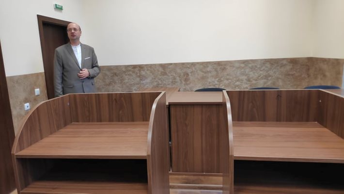 Чемширов показва една от трите съдебни зали