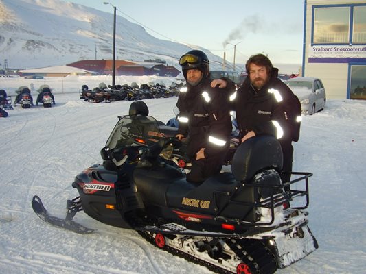 Лекарят (вдясно) яхнал и моторна шейна в Исландия.
